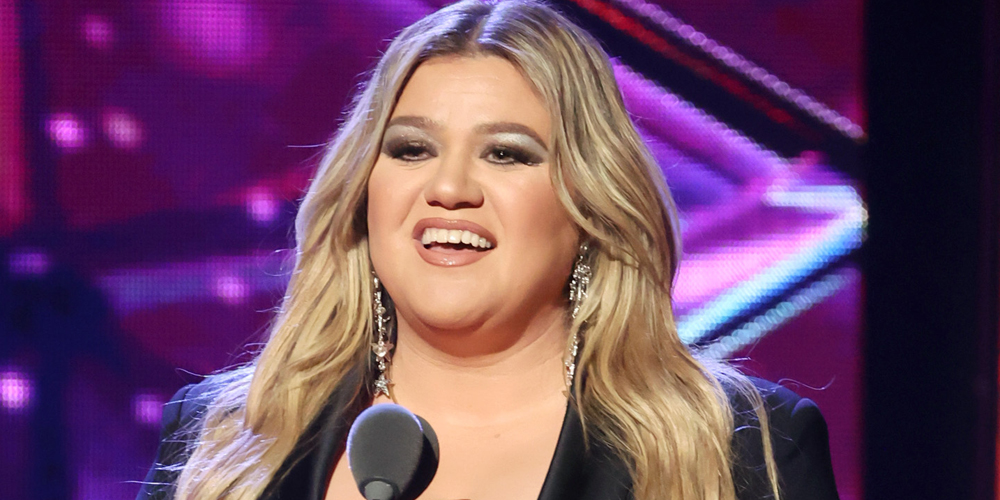 Kelly Clarkson Tells Fans to Only ‘Throw Diamonds’ At Her During Las