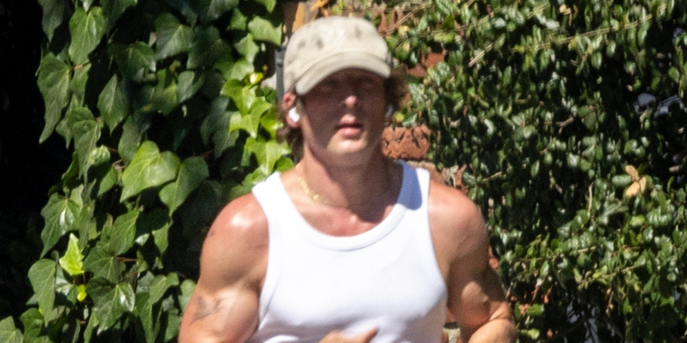 Jeremy Allen White Starts Off His Week with a Run