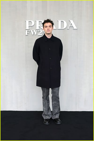 Louis Partridge en el desfile de Prada