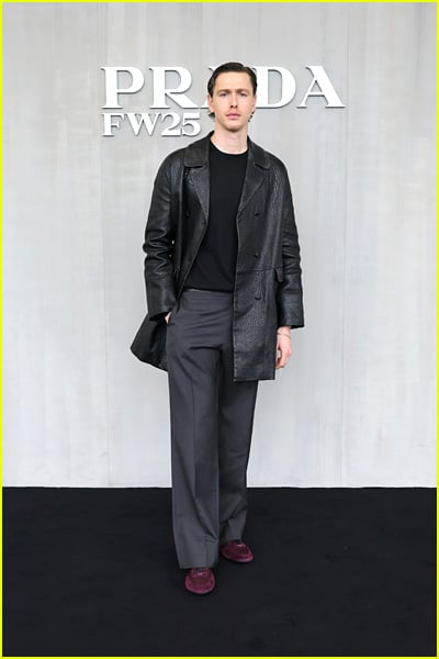 Harris Dickinson en el desfile de Prada