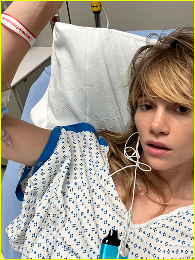 Suki Waterhouse nel letto d'ospedale dopo un intervento chirurgico all'ernia