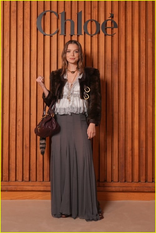 Chloe Show photos