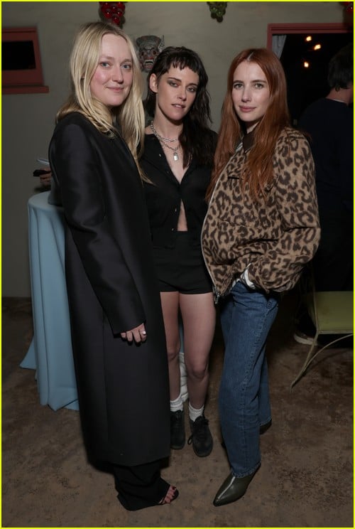 Dakota Fanning, Kristen Stewart, and Emma Roberts