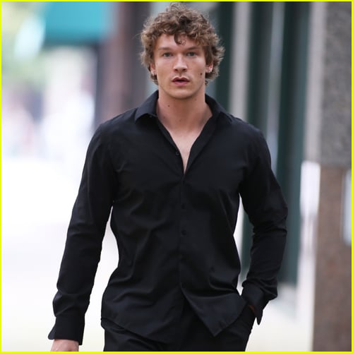 Connor Storrie com papel de parede