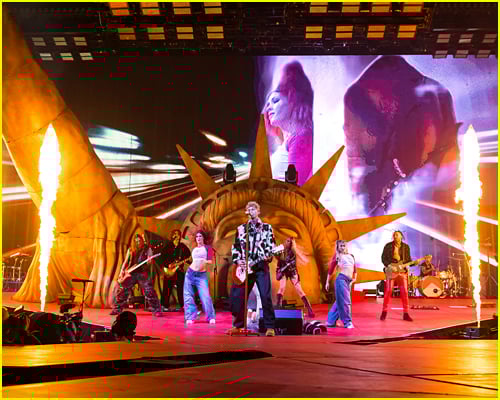 Machine Gun Kelly stage