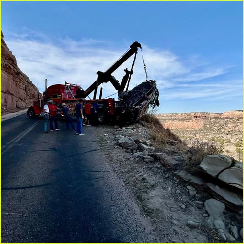 A cena de um acidente de carro onde um motorista sobreviveu milagrosamente