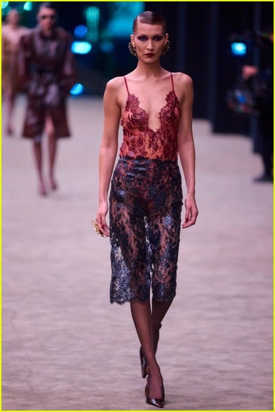 celebridade no desfile de moda Saint Laurent