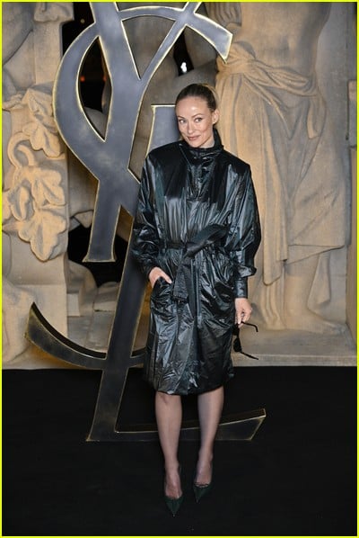 celebridade no desfile de moda Saint Laurent