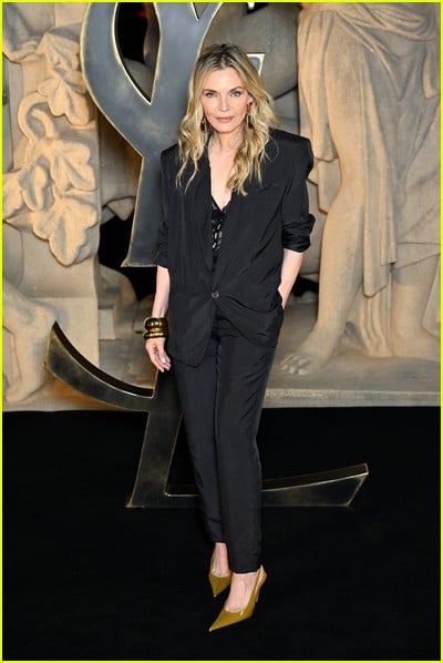 celebridade no desfile de moda Saint Laurent