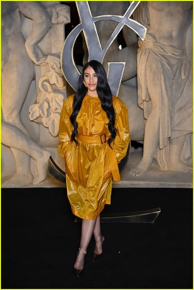 celebridade no desfile de moda Saint Laurent