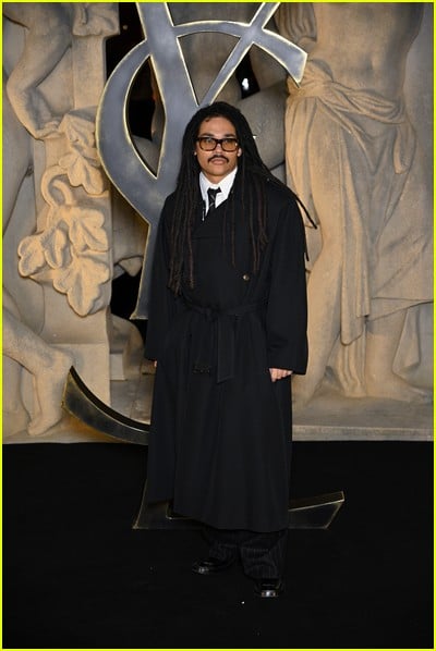 celebridade no desfile de moda Saint Laurent