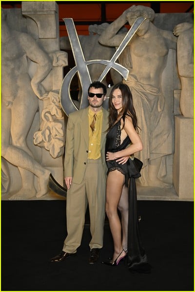 celebridade no desfile de moda Saint Laurent