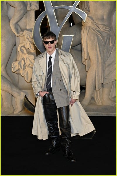 celebridade no desfile de moda Saint Laurent