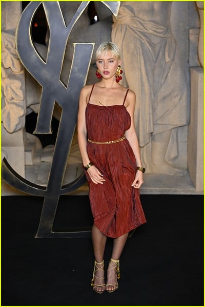 celebridade no desfile de moda Saint Laurent