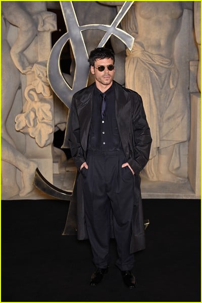 celebridade no desfile de moda Saint Laurent