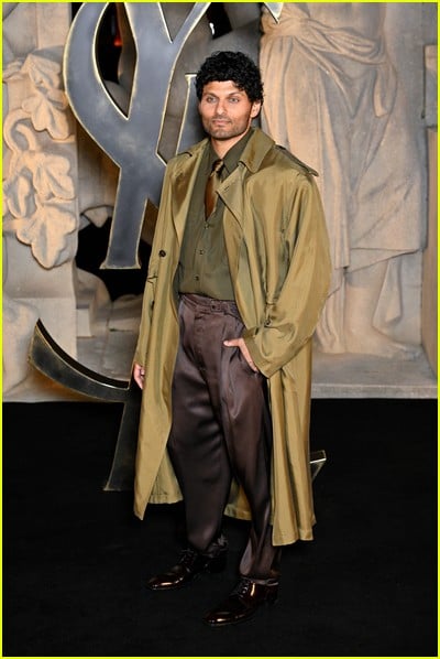 celebridade no desfile de moda Saint Laurent