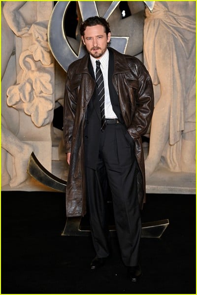 celebridade no desfile de moda Saint Laurent