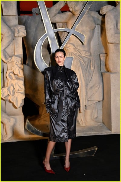 celebridade no desfile de moda Saint Laurent