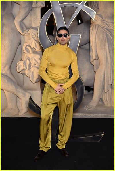 celebridade no desfile de moda Saint Laurent