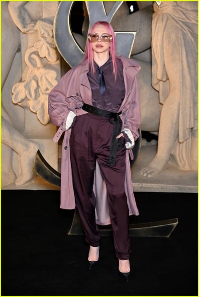 celebridade no desfile de moda Saint Laurent