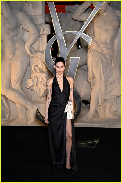 celebridade no desfile de moda Saint Laurent