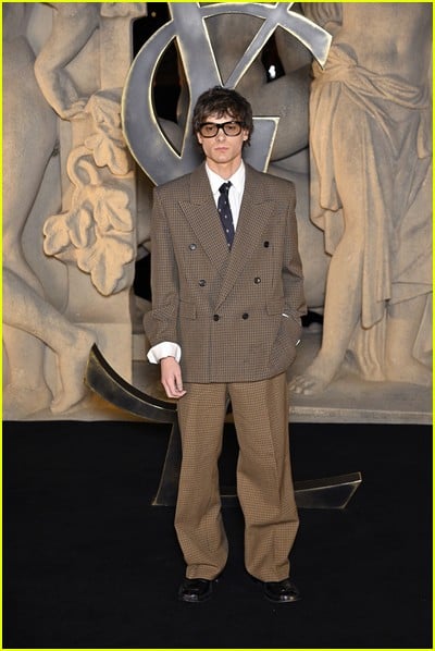 celebridade no desfile de moda Saint Laurent