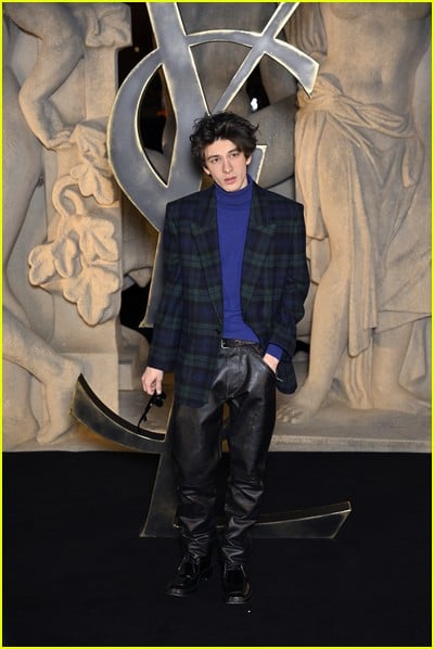 celebridade no desfile de moda Saint Laurent