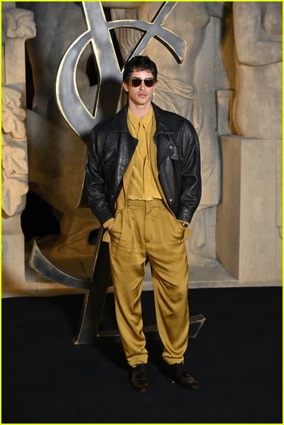 celebridade no desfile de moda Saint Laurent