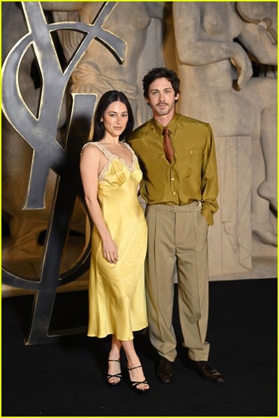 celebridade no desfile de moda Saint Laurent