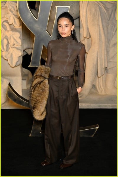 celebridade no desfile de moda Saint Laurent